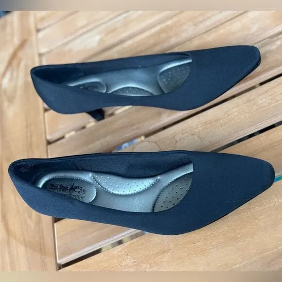 Coach and Four Black Pointed Toe Heels - Picture 4 of 4